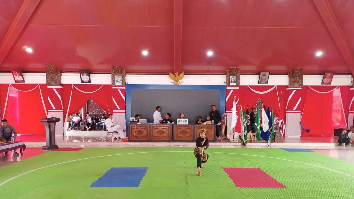 PENUH SEMANGAT: Atlet IPSI Sampang saat berkompetisi pada Kejurkab di Pendopo Trunojoyo Sampang, Rabu (28/1).