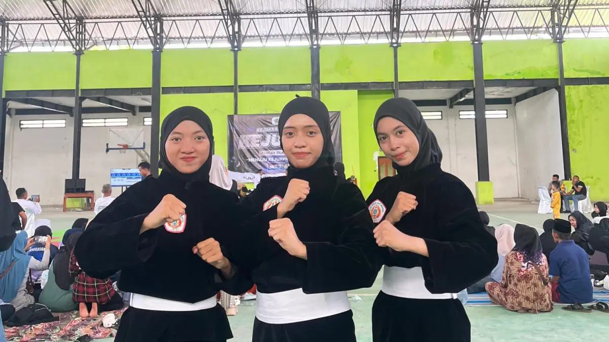 UNJUK KEMAMPUAN: Tiga atlet berfoto bersama usai Kejurkab IPSI Pamekasan di GOR Sahabat Nyalaran, Minggu (12/4).