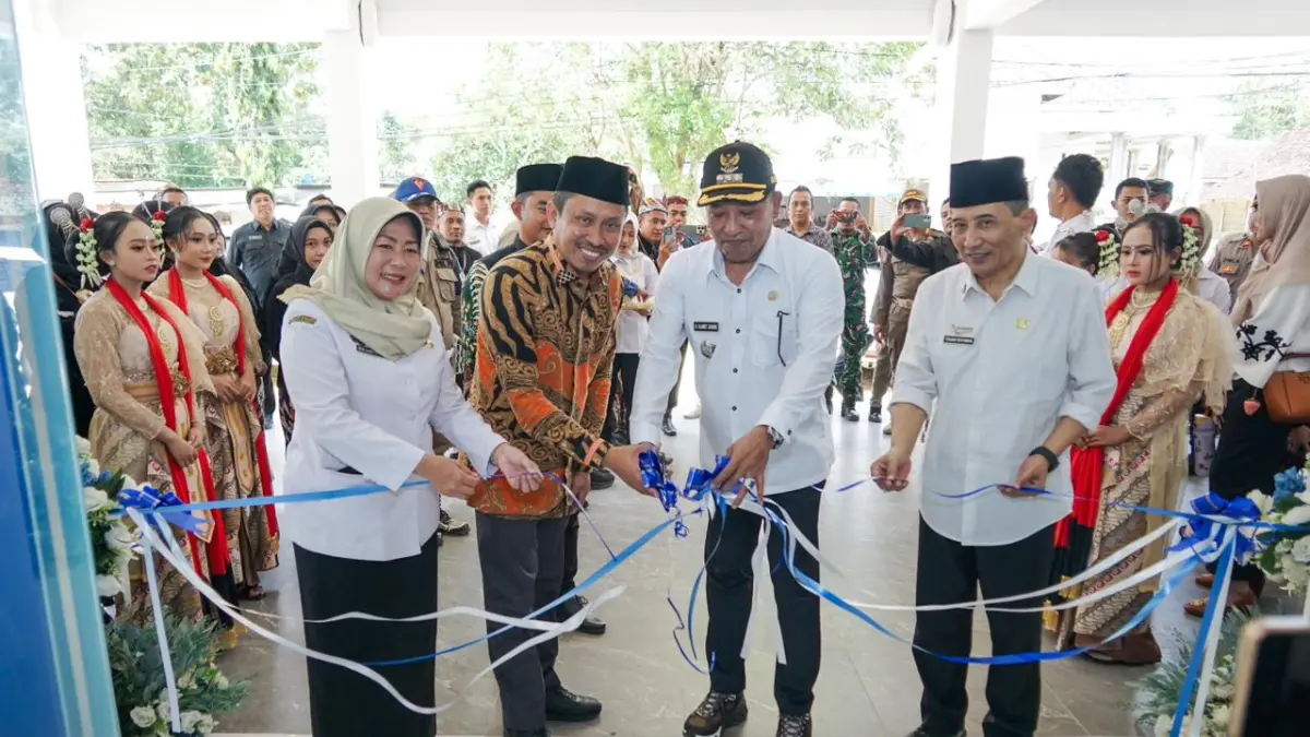 KOMPAK: Bupati Slamet Junaidi (dua dari kanan) didampingi Sekkab Yuliadi Setiyawan (kanan) dan Plt Kepala Dinkes KB Sampang Dwi Herlinda Lusi Harini (kiri) serta Ketua Komisi IV DPRD Sampang Mahfud (dua dari kiri) memotong pita saat peresmian gedung Puskesmas Karang Penang, Rabu (14/4).&nbsp;