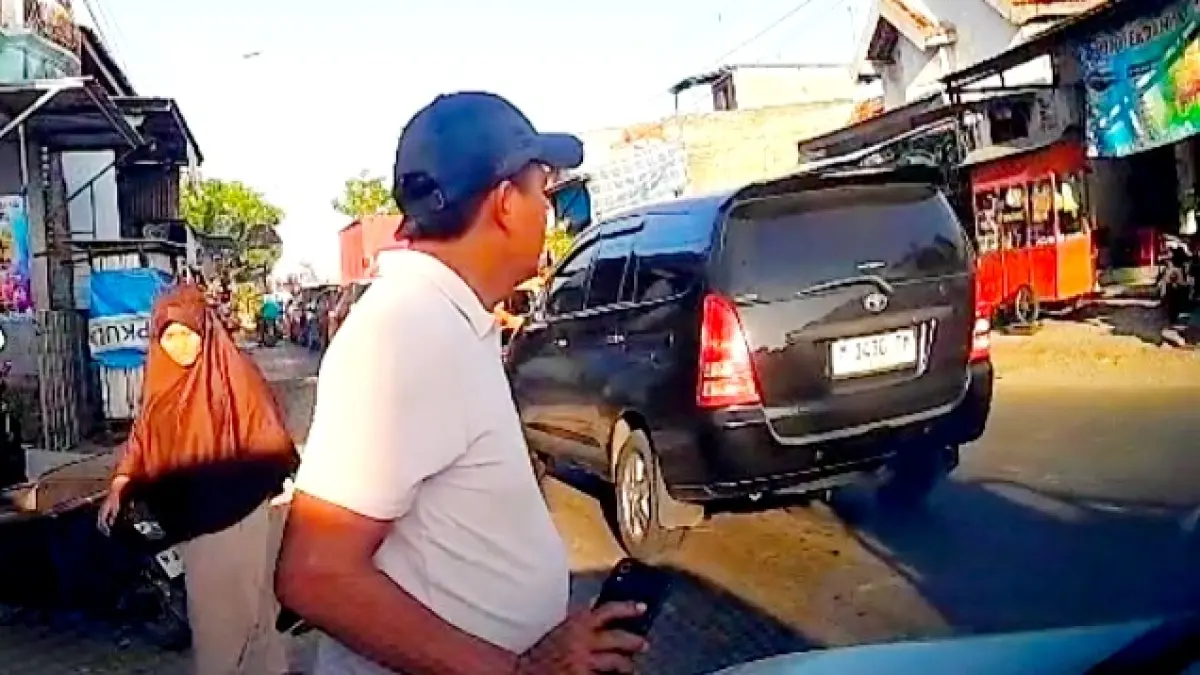 BERHENTI: Polisi menghadang mobil yang dinaiki S di Jalan Raya Tlanakan, Pamekasan, Rabu (15/4). (ISTIMEWA)