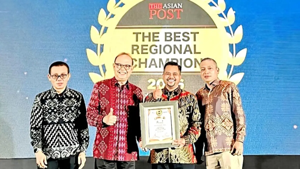 BERPRESTASI: Direktur Utama Bank Sampang Syaifullah Asyik (dua dari kiri) menerima penghargaan predikat kinerja keuangan sangat baik di Solo, Kamis (16/4). (BANK SAMPANG UNTUK JPRM)