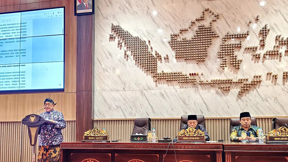 DARI KIRI: Wakil Bupati Sumenep Imam Hasyim membacakan jawaban bupati bupati terhadap PU fraksi DPRD Sumenep atas tiga raperda di rapat paripurna, Kamis (16/4).