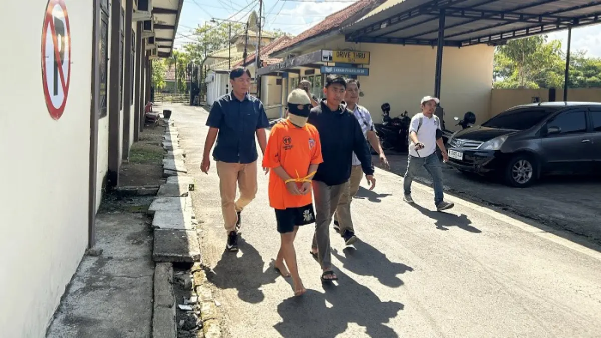 DIAMANKAN: Anggota Satresnarkoba Polres Sampang menggiring MF menuju ruang Satresnarkoba Polres Sampang, Kamis (16/4). (UBAIDILLAHIR RA’IE/JPRM)