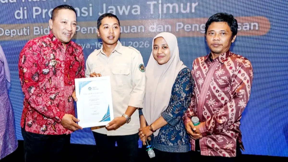 DIAPRESIASI: Bupati Sampang Slamet Junaidi menerima penghargaan SPPG terbaik dari Deputi Bidang Pemantauan dan Pengawasan BGN di Surabaya, Kamis (16/4). (PROTOKOL PEMKAB UNTUK JPRM)