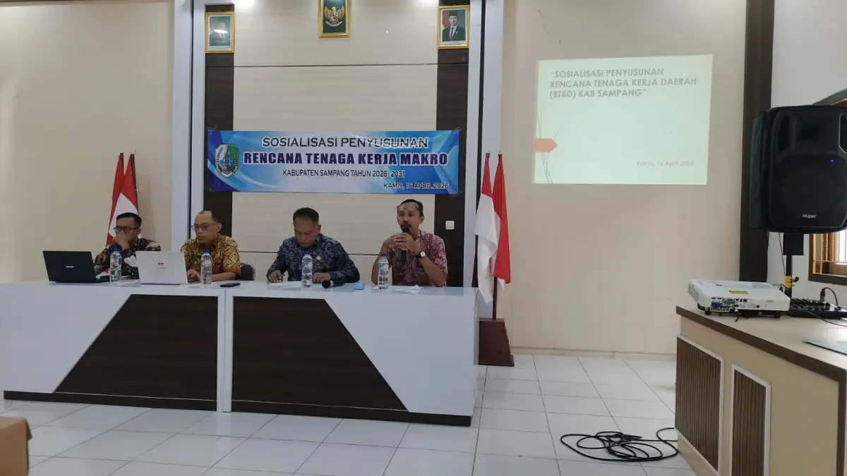 DISKUSI: Kepala Disnaker Sampang Asroni saat memberikan pemaparan di Aula Disnaker Sampang, Kamis (16/4)