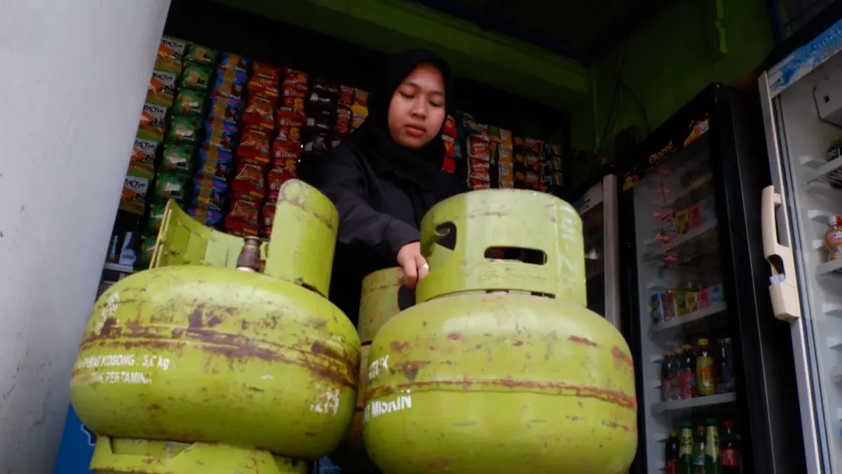 LANGKA: Pedagang menata tabung gas LPG di warungnya, yang berlokasi di Jalan Halim Perdana Kusuma, Rabu (15/4).