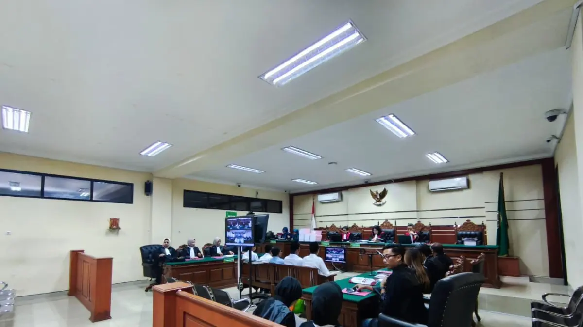 MEJA HIJAU: Kelima terdakwa kasus korupsi program BSPS 2024 menjalani sidang dakwaan di ruang Cakra Pengadilan Tindak Pidana Korupsi Surabaya, Senin (6/4) lalu.