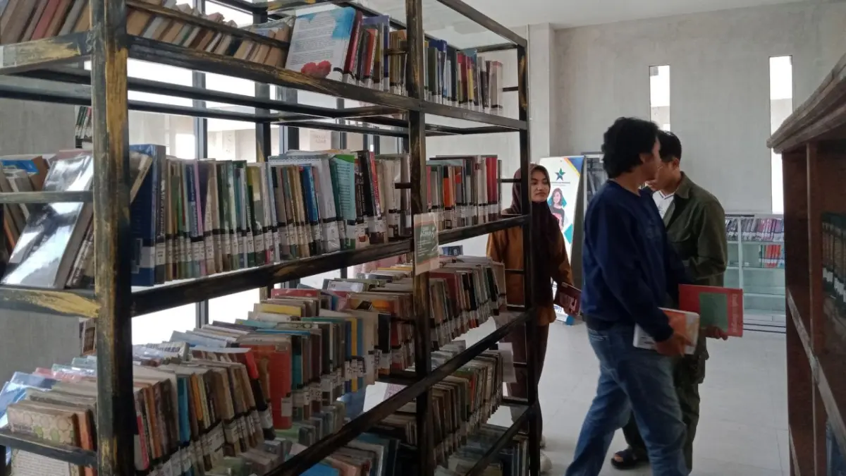 RAMAI: Pengunjung membaca dan memilih buku di Perpustakaan Bangkalan, Rabu (15/4). (YUSRIL DENNY MAHENDARTO/RadarMadura.id)