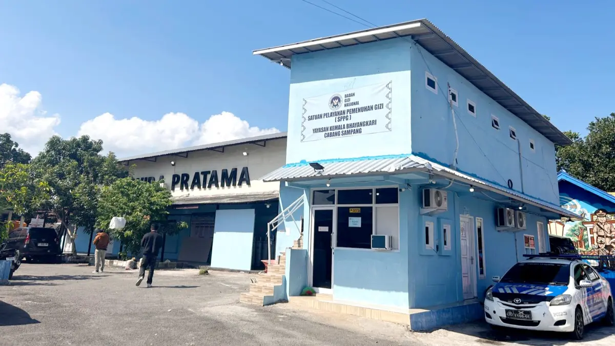 SEPI: Warga sedang berada di sekitar halaman SPPG Kemala Bhayangkari Cabang Sampang, Kamis (16/4). (UBAIDILLAHIR RA’IE/JPRM)