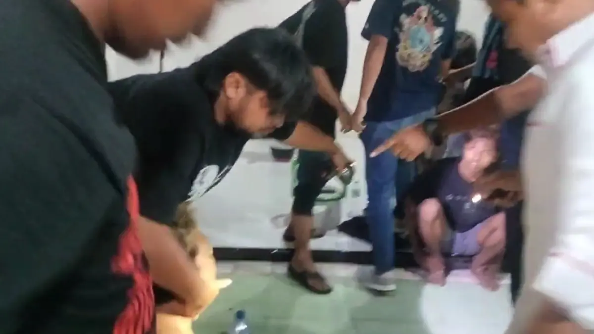 TAK BERKUTIK: Tim Resmob Polres Bangkalan menangkap dua terduga pelaku curanmor di Desa Batangan, Kecamatan Tanah Merah Senin (13/4).