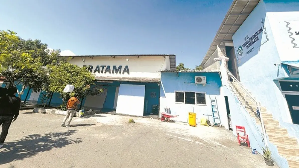 TAK BEROPERASI: Warga sedang berada di halaman SPPG Kemala Bhayangkari Cabang Sampang, Kamis (16/4). (UBAIDILLAHIR RA’IE/JPRM)