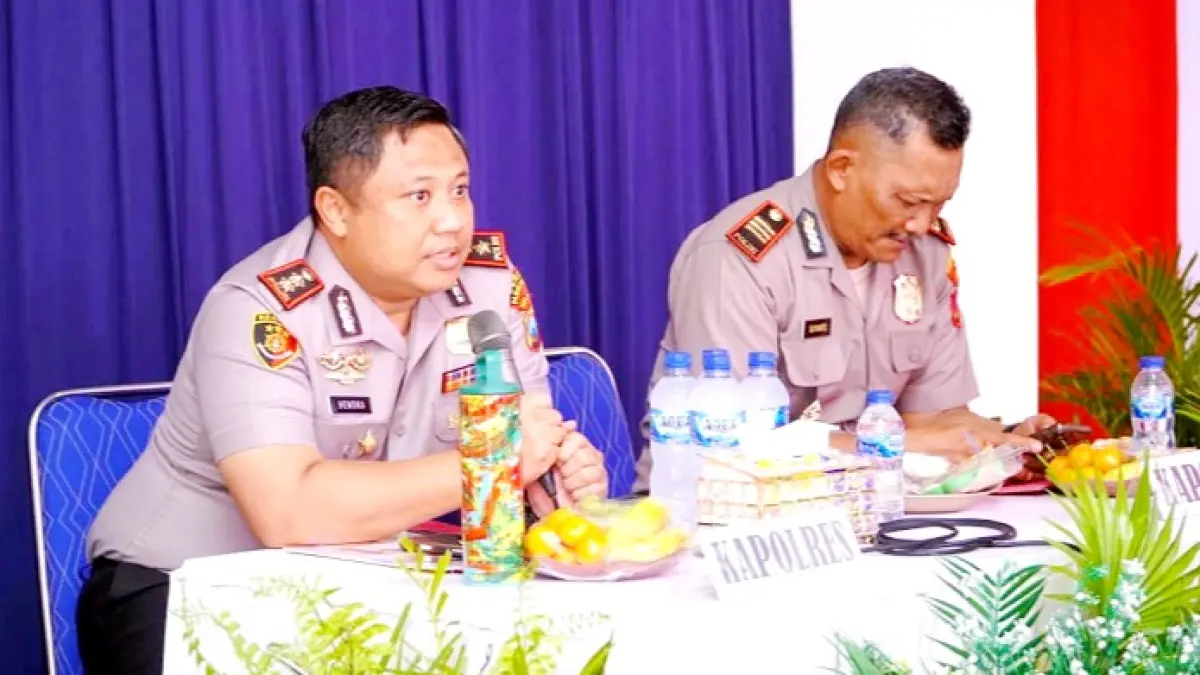 TEGAS: Kapolres Pamekasan AKBP Hendra Eko Triyulianto (kiri) didampingi Kapolsek Larangan AKP Suyanto saat memberikan arahan kepada anggotanya, Kamis (16/4). (POLRES PAMEKASAN UNTUK JPRM)