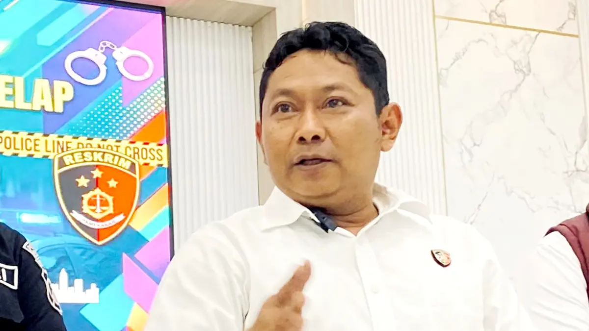 TEGAS: Kasatreskrim Polres Pamekasan AKP Yoyok Hardianto memimpin konferensi pers, Rabu (15/4). (MOH. IQBAL AFGANI/JPRM)
