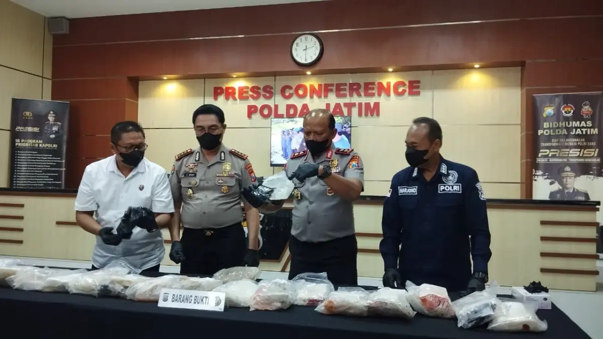 UNGKAP: Polda Jawa Timur merilis temuan 22,23 kilogram kokain yang ditemukan di perairan Sumenep.