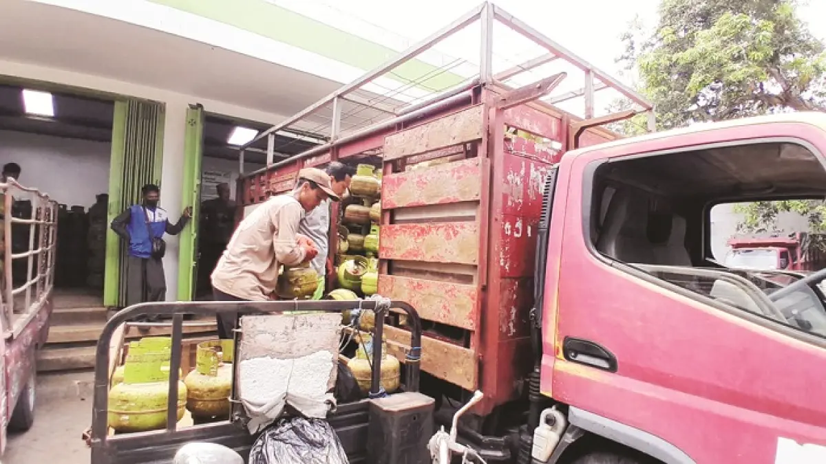 BERSUBSIDI: Karyawan salah satu agen di Jalan Jokotole sedang menurunkan tabung LPG 3 kilogram, Sabtu (11/4). (M. KHOLIL RAMLI/JPRM)