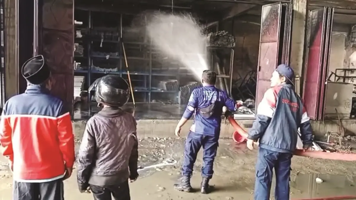 DILALAP SI JAGO MERAH: Petugas pemadam kebakaran dan warga berusaha memadamkan api di toko material di Desa Pandiyan, Kecamatan Arosbaya, Bangkalan, Jumat (17/4). (DAMKAR BANGKALAN UNTUK JPRM)