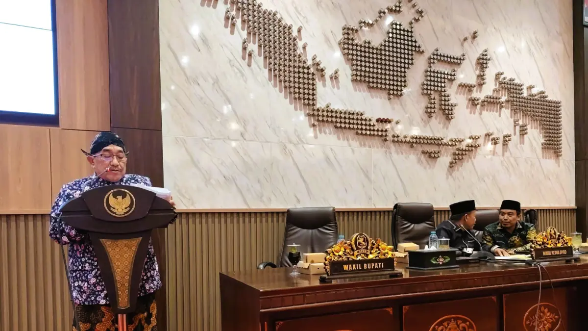 FOKUS: Wabup Imam Hasyim saat menyampaikan jawaban bupati atas PU fraksi pada tiga raperda di kantor DPRD Sumenep, Kamis (16/4).