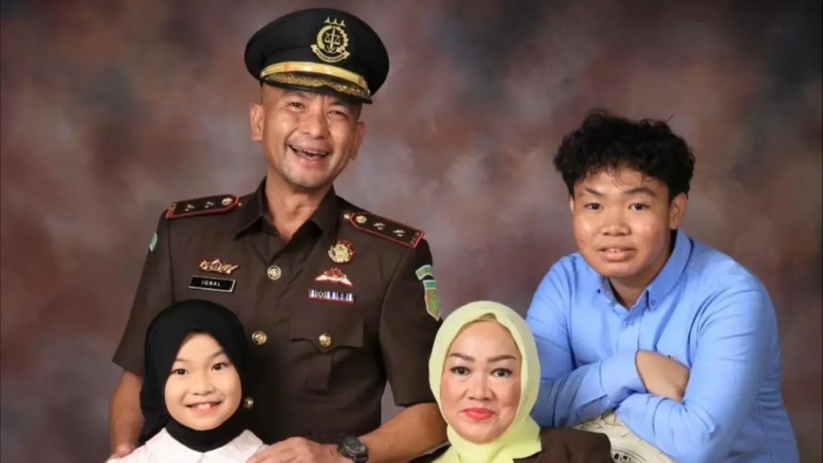 HANGAT: Kajari Sampang Mochamad Iqbal berpose bersama keluarganya.