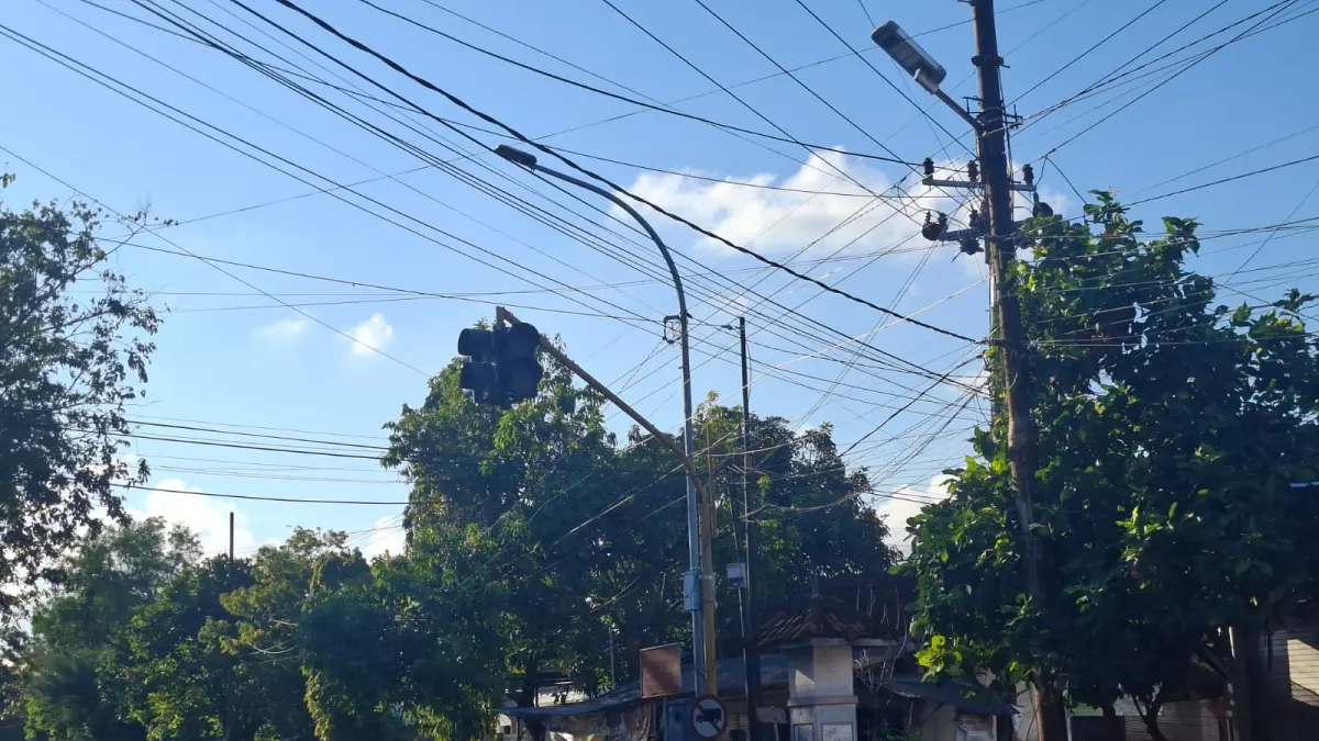 LANDAI: Warga berkendara di bawah lampu PJU di Jalan KH Mansyur, Desa Pangarangan, Kecamatan Kota Sumenep, Jumat (17/4).