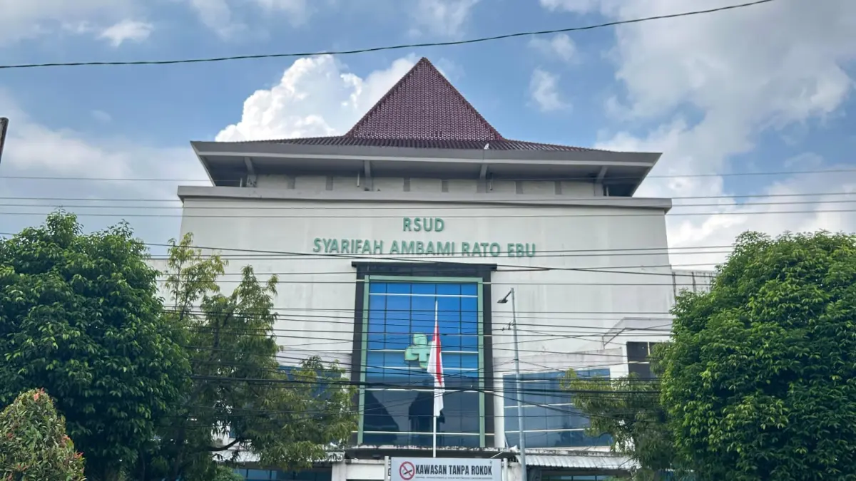 MASUK SASARAN REHABILITASI: Pengunjung beraktivitas di depan IGD RSUD Syamrabu Bangkalan, Jumat (17/4).