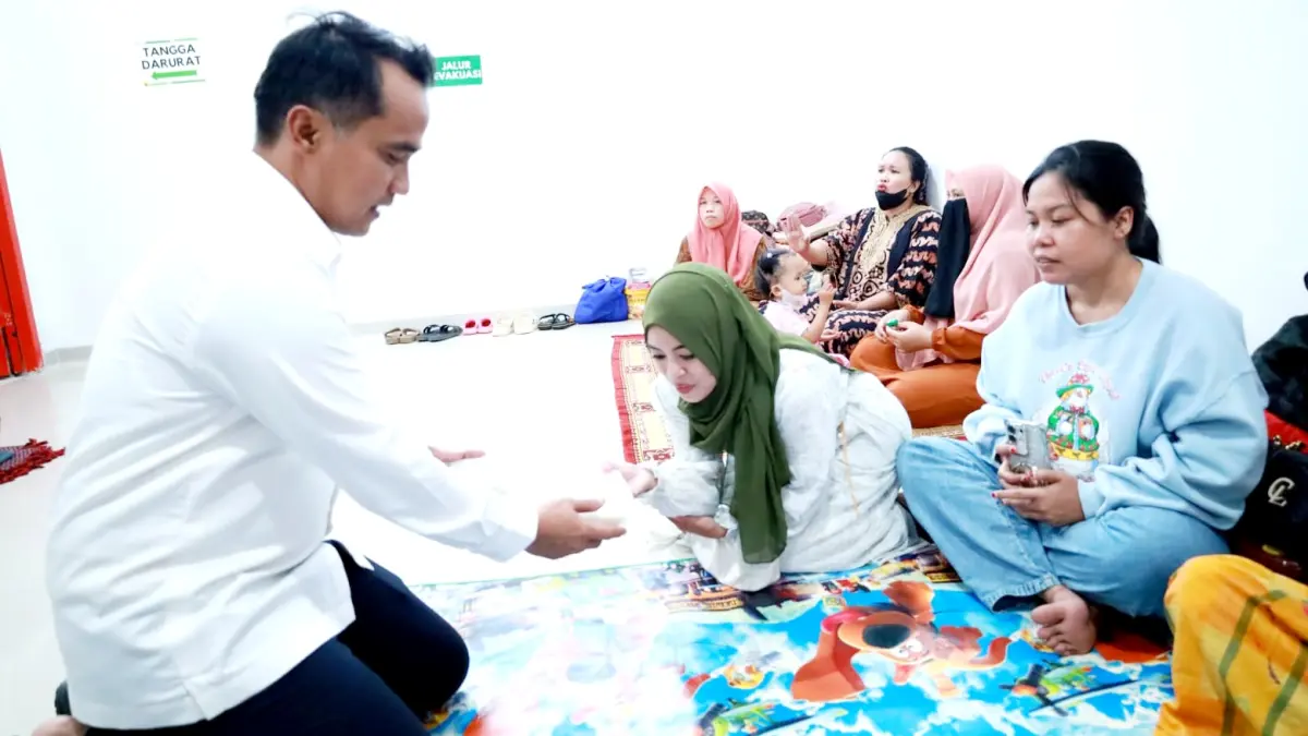 PEDULI: Bupati Bangkalan Lukman Hakim membagikan takjil kepada keluarga pasien di RSUD Syamrabu, Rabu (11/3).
