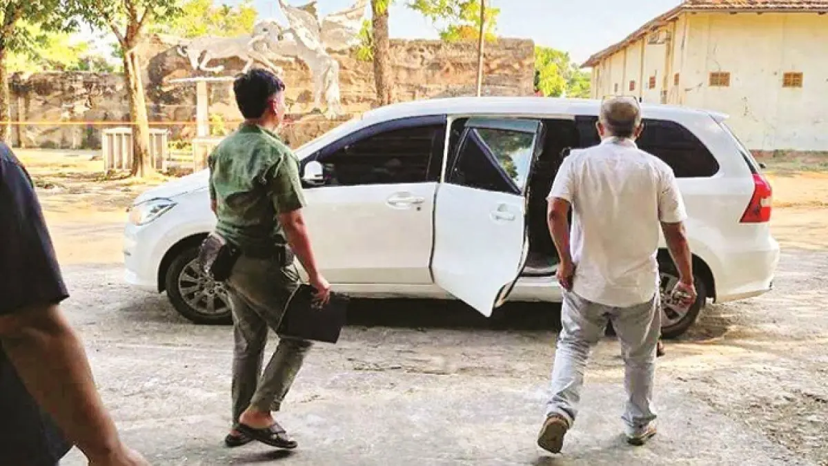 DITAHAN: Polisi jemput paksa mantan anggota DPRD Sumenep H Latib, Jumat (17/4). (ISTIMEWA)