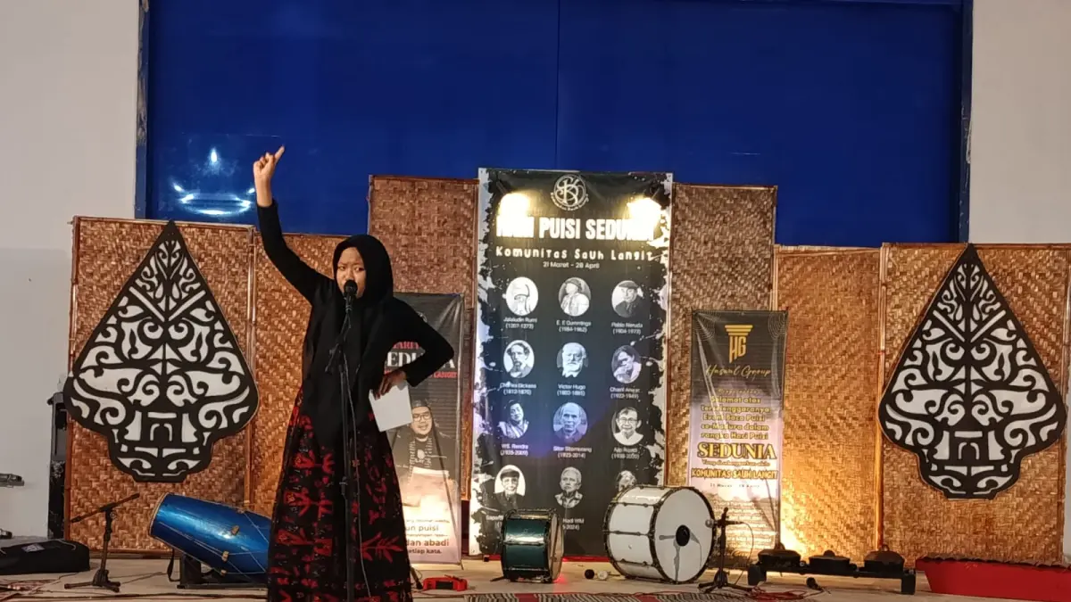 EKSPRESIF: Performa Alyka, juara favorit Lomba Baca Puisi Se-Madura yang digelar Komunitas Sauh Langit pada malam final Lomba Baca Puisi, Sabtu (18/4) malam.