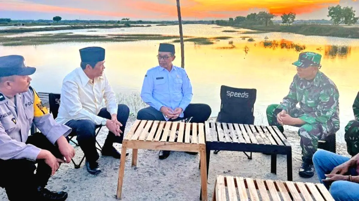 INOVATIF: Bupati Pamekasan KH Kholilurrahman meninjau wisata Sunset Capak, di Desa Pandan, Kecamatan Pademawu, Rabu (15/4). (PROKOPIM UNTUK JPRM)
