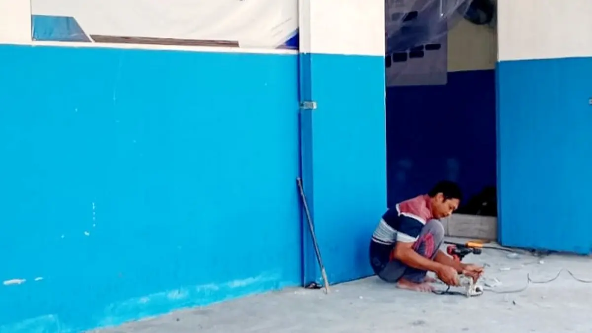 JADI ATENSI: Seorang tukang sedang bekerja di SPPG Kemala Bhayangkari, Jumat (17/4). (M. KHOLIL RAMLI/JPRM)