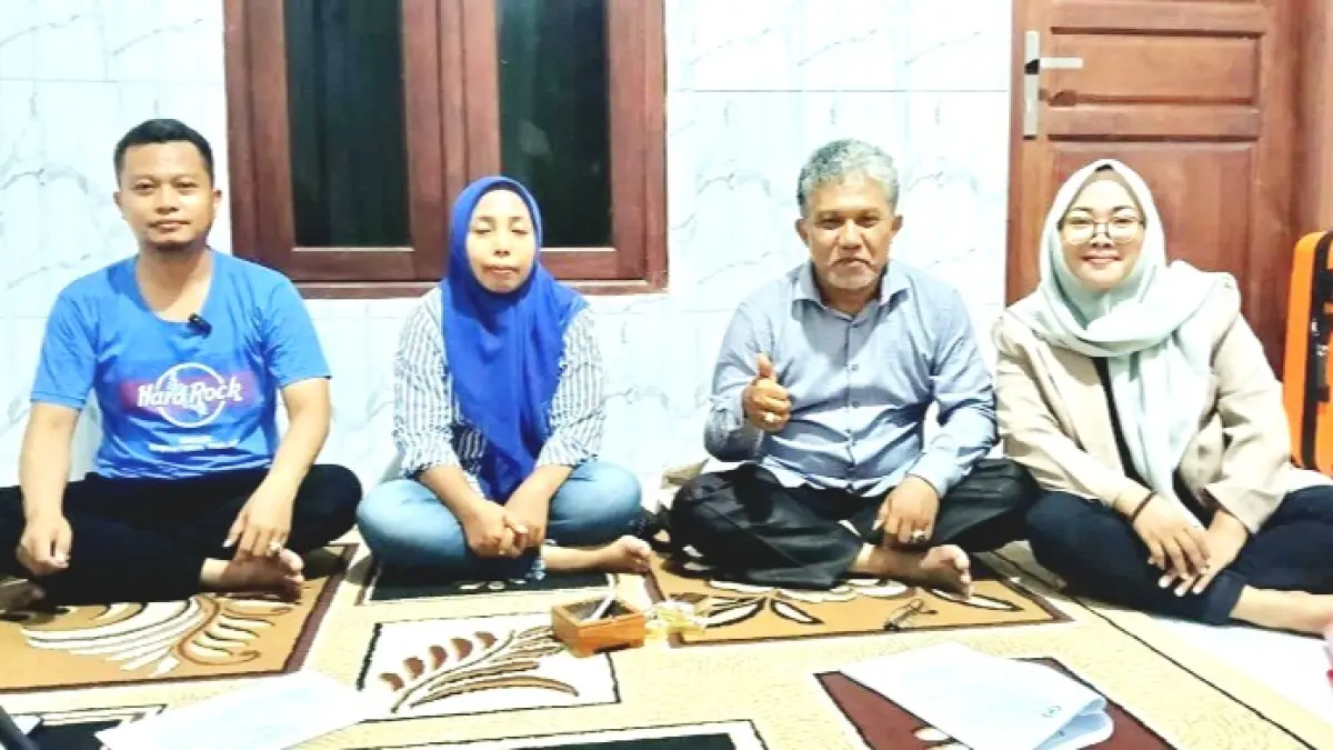 KLARIFIKASI: Kamarullah selaku penasihat hukum tersangka H Latib bersama keluarga saat melakukan konferensi pers di kantor LBH Madani, Desa Kebonagung, Kecamatan Kota Sumenep, pada Sabtu (18/4) malam. (KAMARULLAH UNTUK JPRM)