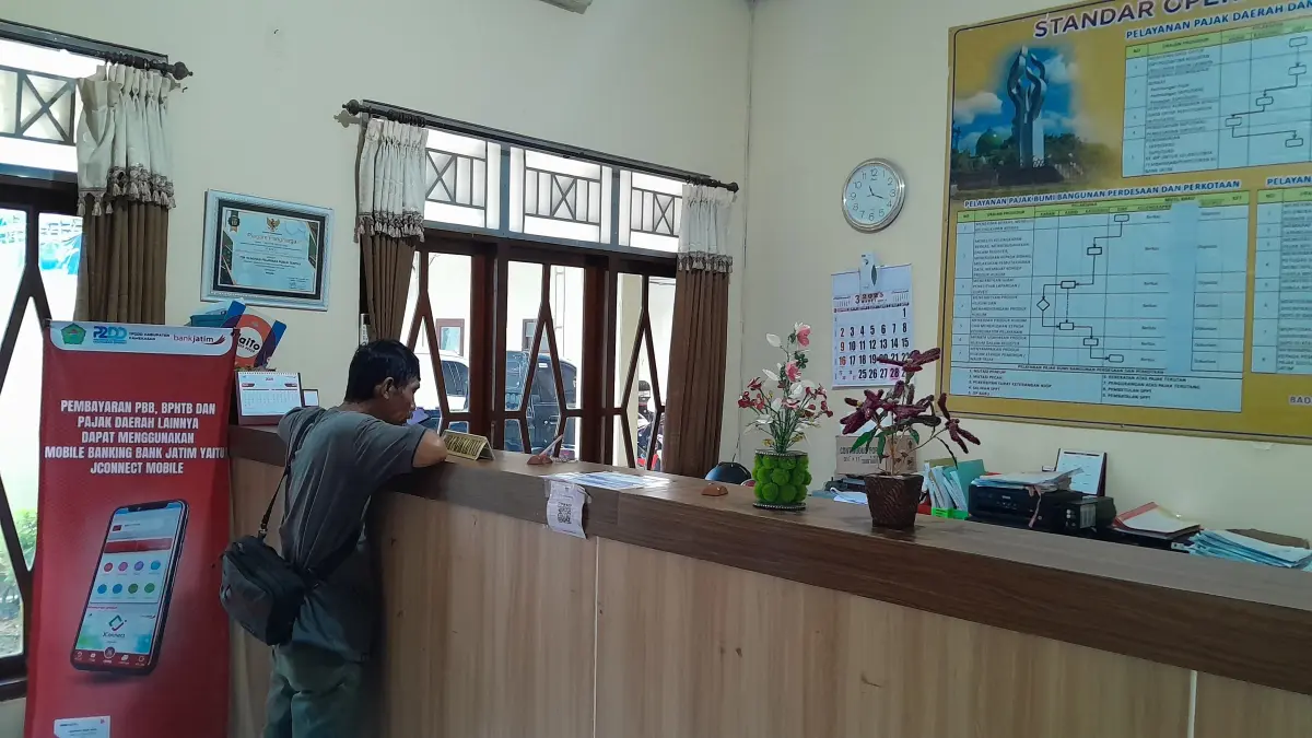 LAYANAN PUBLIK: Seorang warga sedang mengakses layanan perpajakan di Kantor BPKPD Pamekasan, Rabu (21/1).