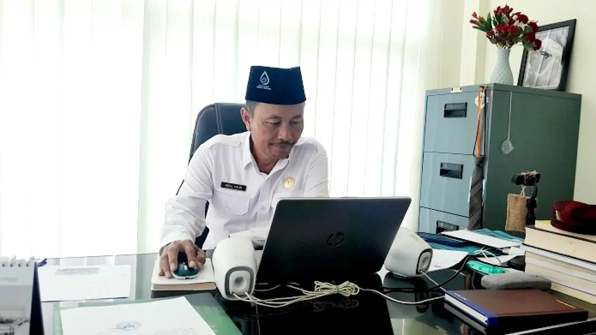 MENGECEK DATA: Kepala KHU Pamekasan Abdul Halim saat ditemui di ruang kerjanya beberapa waktu lalu. (M. KHOLIL RAMLI/JPRM)