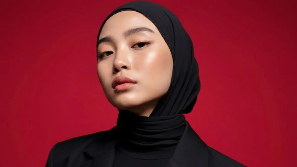 NYAMAN DIPAKAI: Via berpose mengenakan pashmina kaus warna hitam.