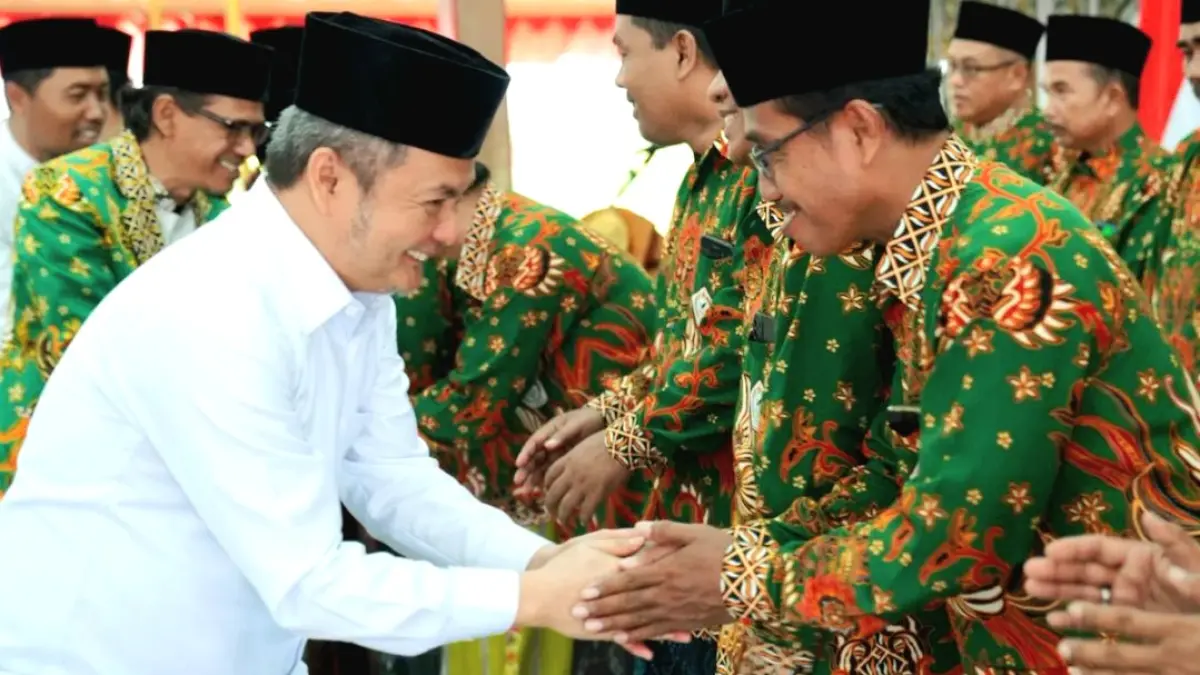 SELAMAT: Wabup Bangkalan Moch. Fauzan Ja’far bersalaman dengan pengurus FKDT yang baru dilantik di Pendopo Agung, Minggu (19/4). (PROKOPIM UNTUK JPRM)
