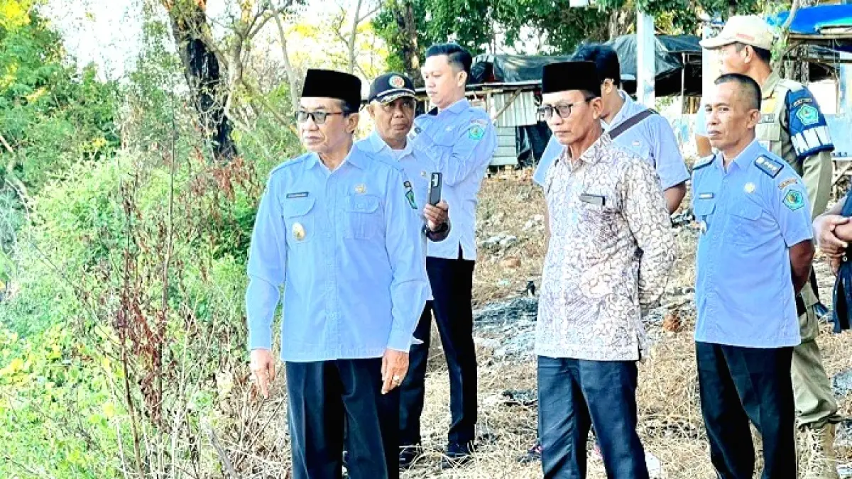 STRATEGIS: Bupati Pamekasan KH Kholilurrahman meninjau destinasi wisata Pantai Jumiang di Desa Tanjung, Kecamatan Pademawu, Rabu (15/4). (PROKOPIM UNTUK JPRM)