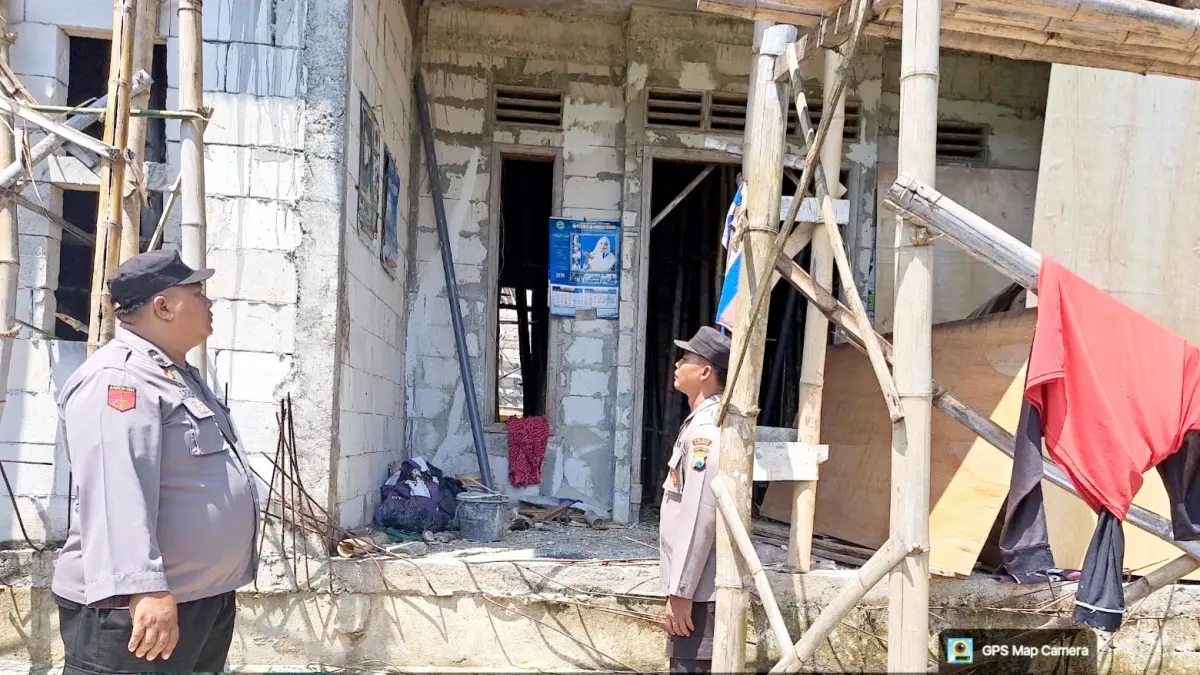 TURUN LANGSUNG: Anggota Polsek Pangarengan, Sampang, melakukan pengecekan ke lokasi kejadian, Sabtu (18/4). (HUMAS POLRES UNTUK JPRM)