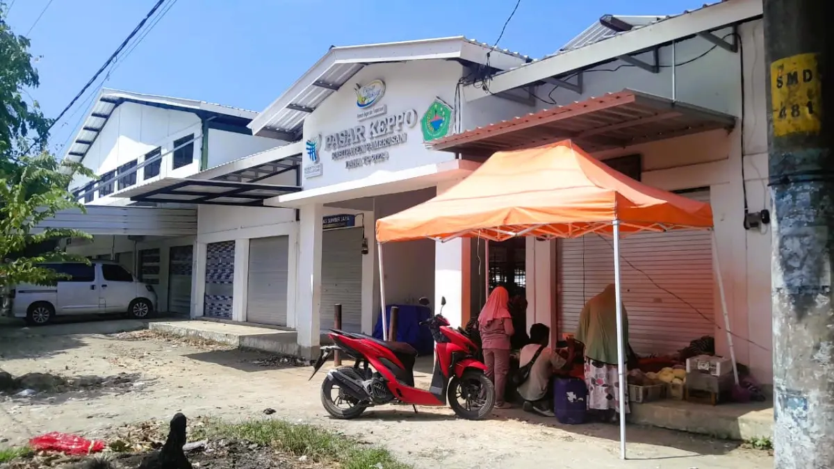 AKTIVITAS EKONOMI: Sejumlah pedagang sedang beraktivitas di Pasar Proppo, Kecamatan Galis, Minggu (19/4).