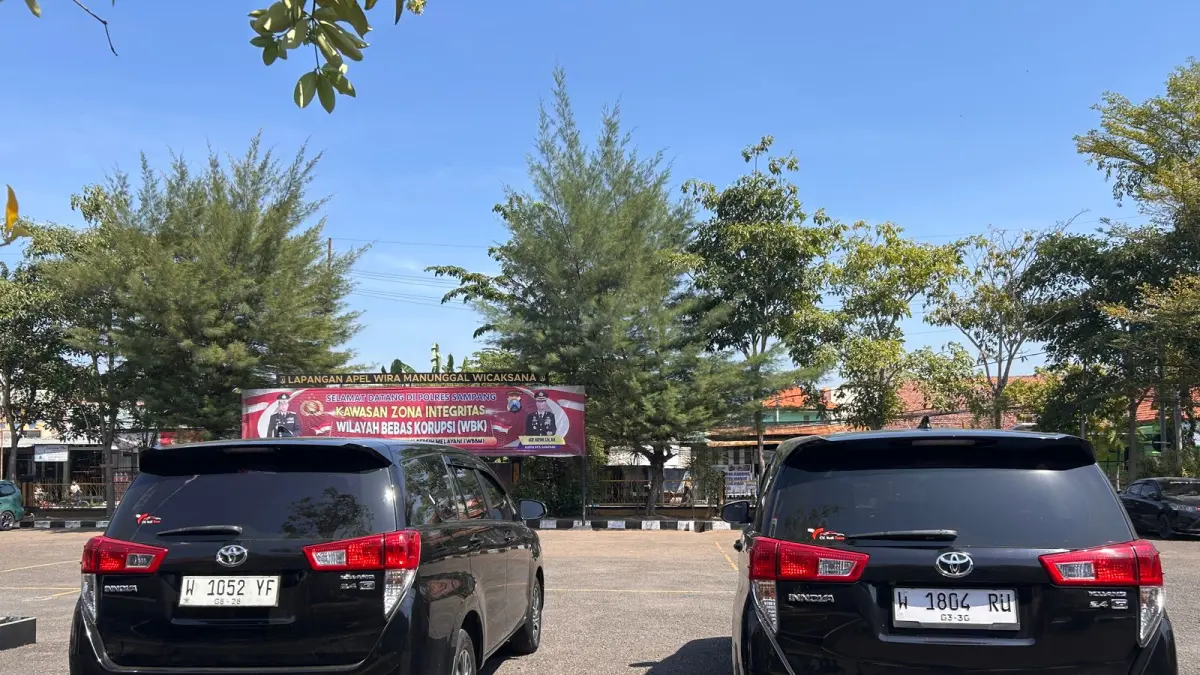 BERJEJER: Mobil tim KPK diparkir di halaman Polres Sampang, Senin (20/4).(UBAIDILLAHIR RA’IE/JPRM)