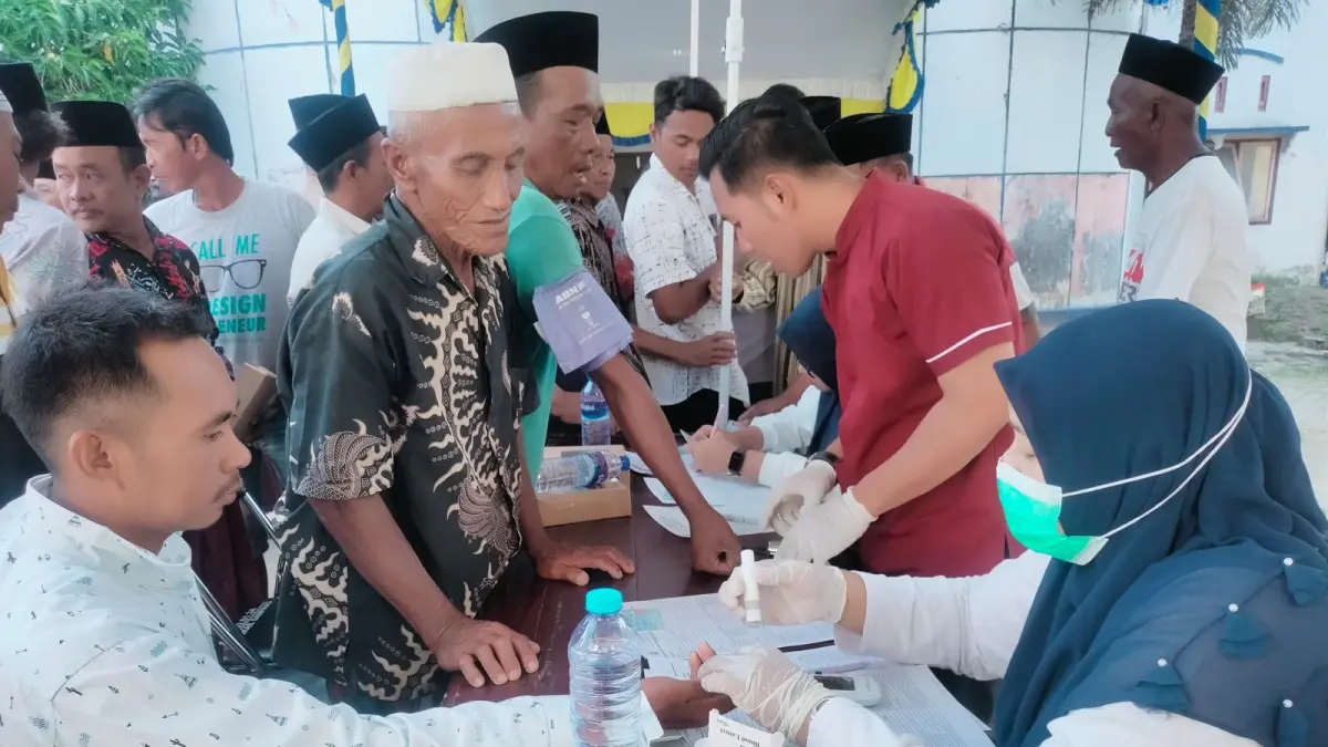 CEK KESEHATAN: Sejumlah nelayan di Kecamatan Ketapang, Kabupaten Sampang, Jawa Timur mendapat layanan pemeriksaan gratis pada Senin (20/4).