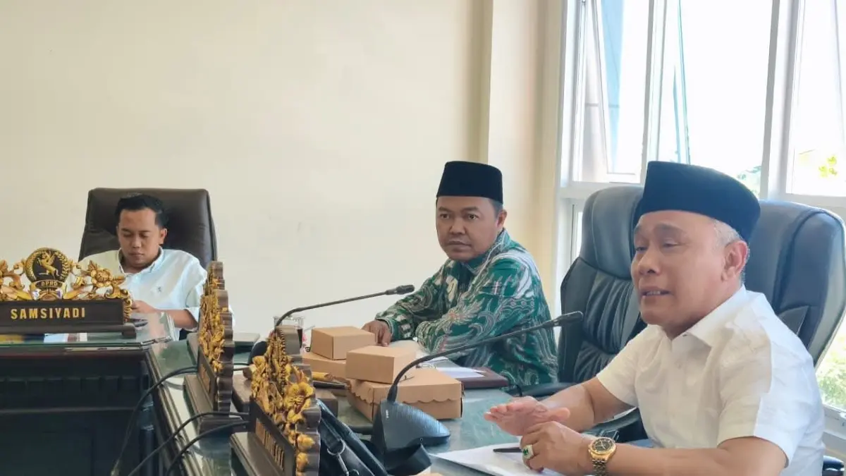 FOKUS: Anggota pansus DPRD membahas raperda tentang penyertaan modal kepada Perseroda BPRS Bhakti Sumekar, Jumat (17/4).