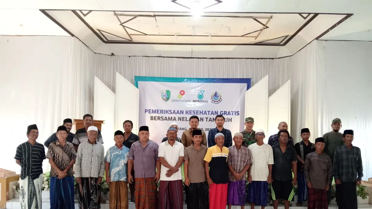 FOTO BERSAMA: Ratusan nelayan mengikuti kegiatan Nelayan Tangguh program Petronas Indonesia di Kecamatan Ketapang, Kabupaten Sampang, Senin (20/4). 