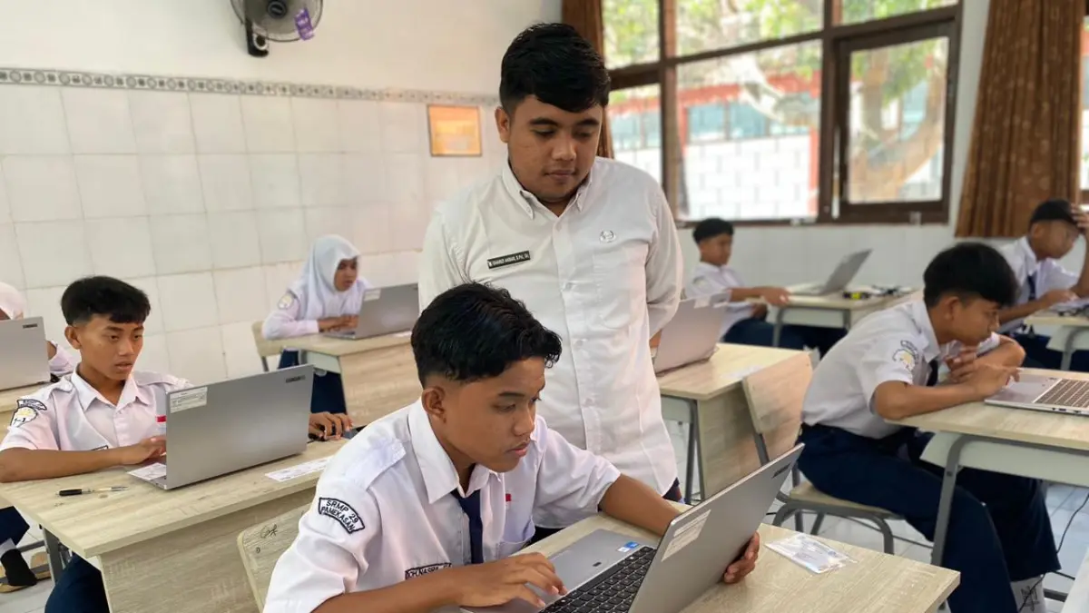 GENERASI CERDAS: Murid SRMP 29 Pamekasan fokus mengikuti asesmen Sumatif Tengah Semester (STS) Genap, Selasa (14/3).