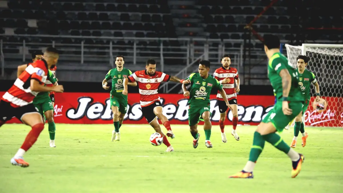 JENDERAL LAPANGAN TENGAH: Pemain MU Iran Junior membangun serangan balik saat menghadapi Persebaya Surabaya di GBT, Jumat (17/4). (MADURA UNITED UNTUK JPRM)