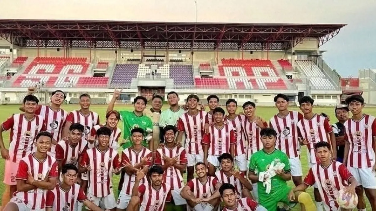 KOMPAK: Pemain Persepam berfoto bersama usai sparing bersama Darus Sakinah FC di SGMRP Pamekasan, Jumat (17/4).