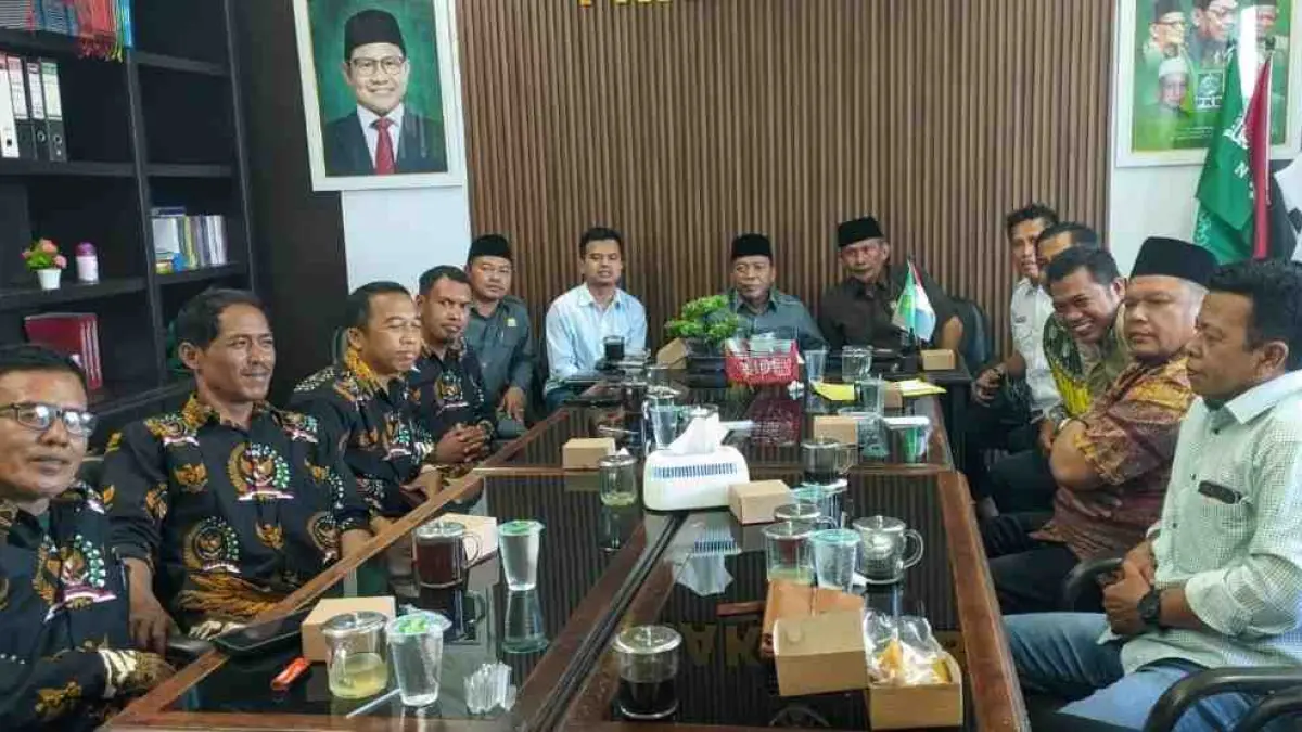 KOMPAK: Wakil Ketua DPRD Sumenep Dul Siam saat menemui BPD se-Kecamatan Sapeken di kantor DPRD setempat, Kamis (16/4).