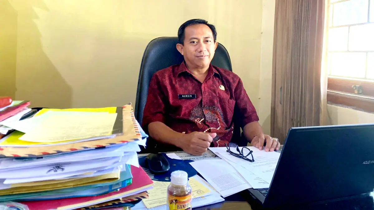 RAMAH: Kabid Sarana Pertanian Disperta KP Sampang Nurdin saat ditemui di ruang kerjanya, Kamis (16/4). (AYU LATIFAH/JPRM)