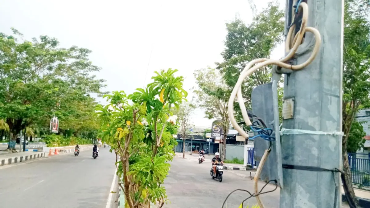 RAMAI: PJU tidak terawat yang berada di Jalan Soekarno-Hatta Bangkalan. (YUSRIL DENNY MAHENDARTO/JPRM)