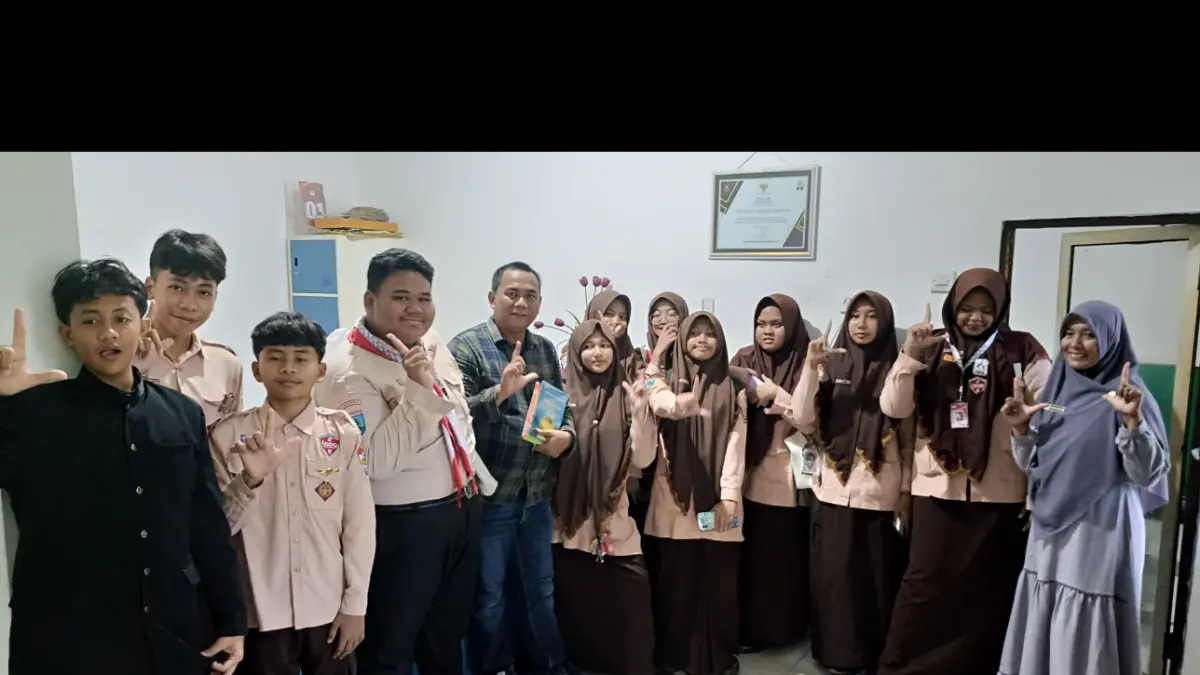 SEMANGAT: Kepala SMPIT Al-Hidayah Sumenep Raudlatul Makiyah (kanan) mendampingi anggota Sanggar Literasi foto bersama Kepala JPRM Biro Sumenep Lukman Hakim AG, Jumat (17/4).
