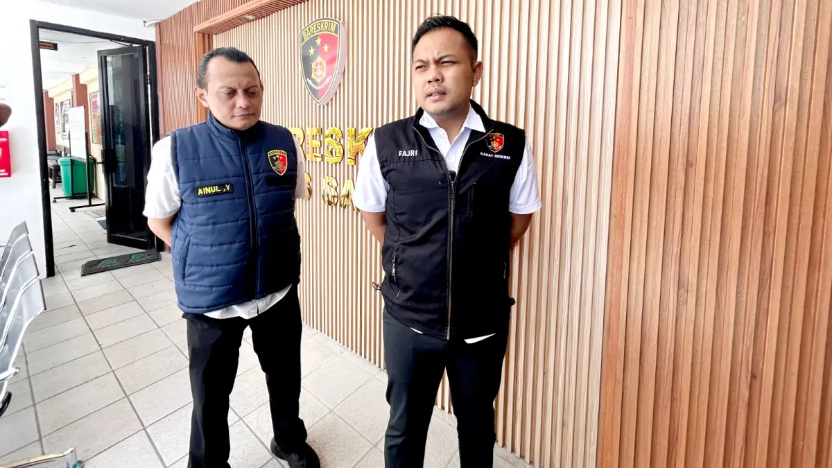 TEGAS: Ps. Kasatreskrim Polres Sampang Iptu Nur Fajri Alim saat ditemui di depan ruang kerjanya, Senin (30/3). (UBAIDILLAHIR RA’IE/JPRM)
