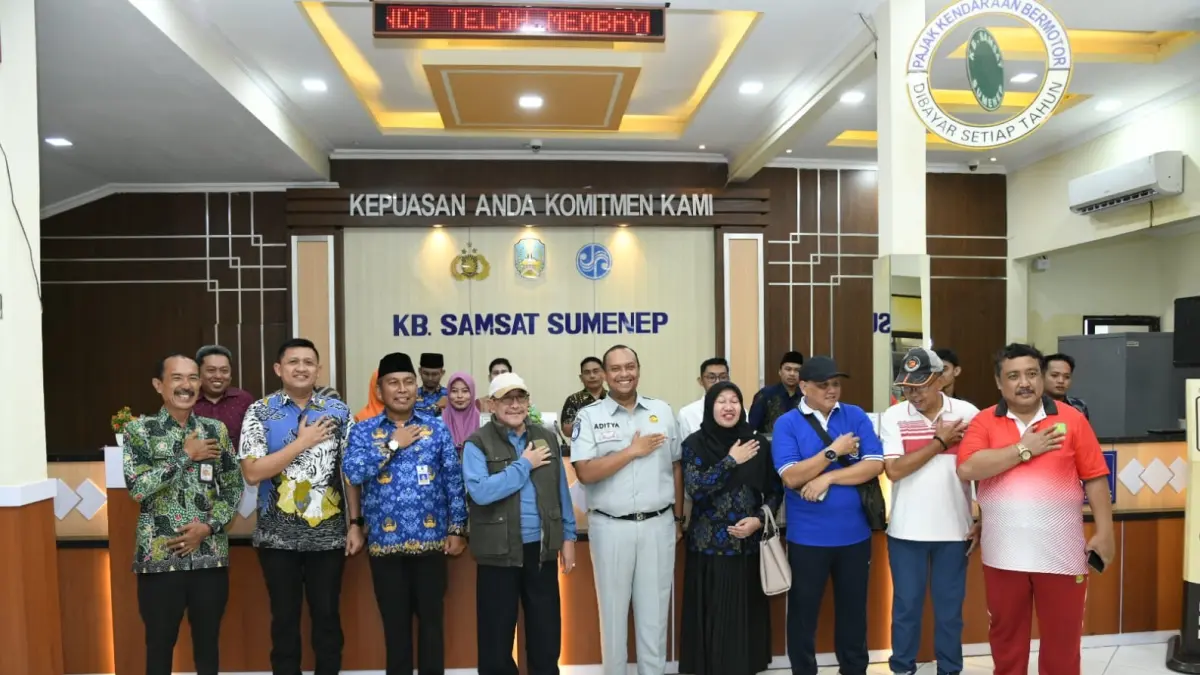 TURUN LANGSUNG: Wakil Bupati KH Imam Hasyim berkunjung ke Kantor Samsat Sumenep di Jalan KH Mansyur, Desa Pabian, Kecamatan Kota, Jumat (17/4).
